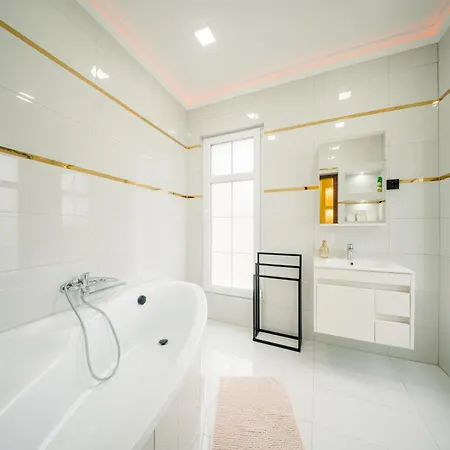 White House Miskolc, East Appartamento *